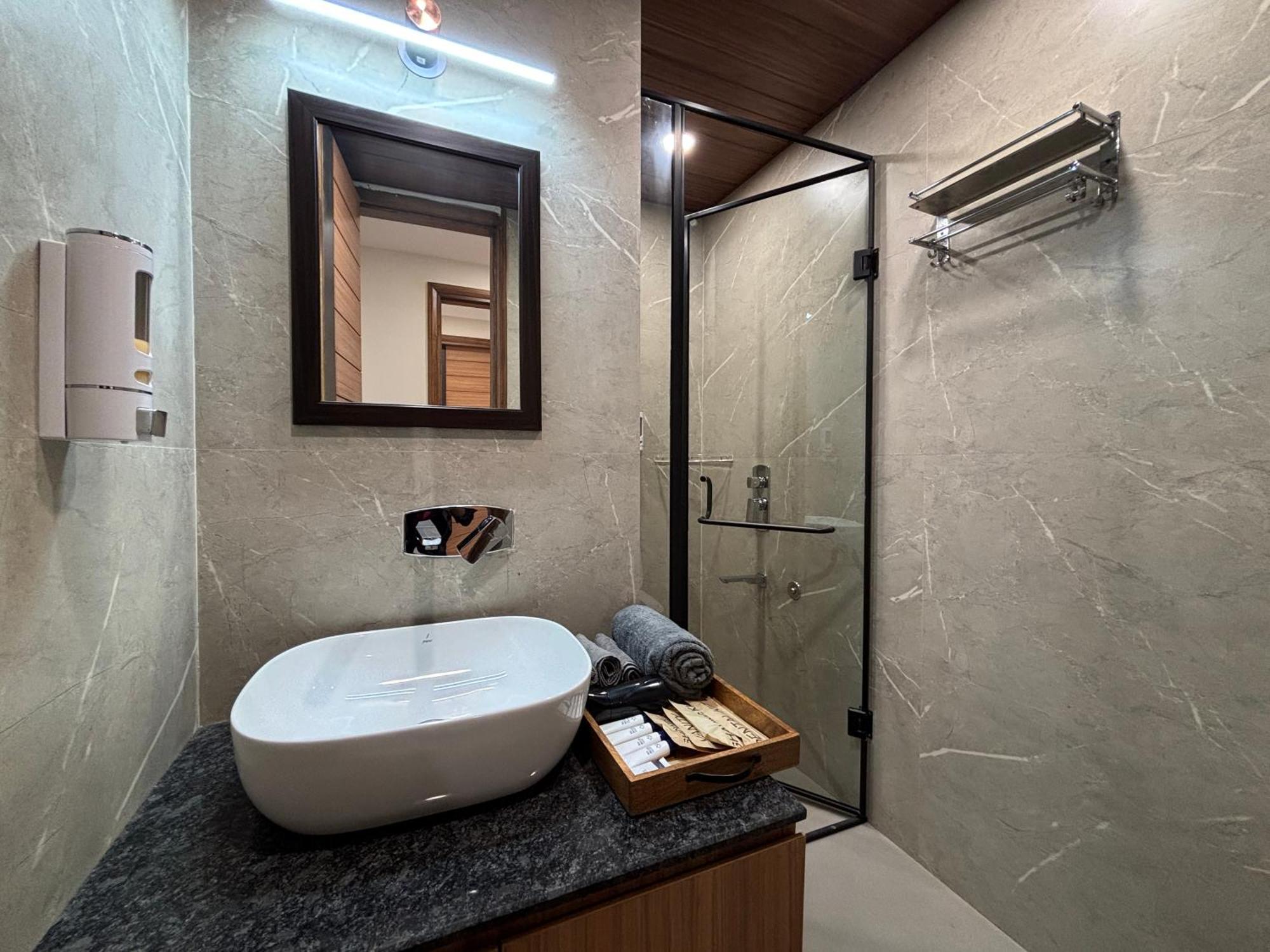 Housr Sector 45 Gurgaon Near Artemis Hospital Hotel Exterior photo